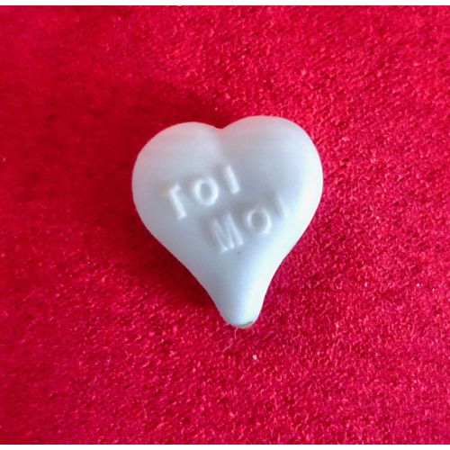Ancienne Fève Plastique. Coeur " Toi, Moi " . Aspect Gaufré Du Verso. Rare.