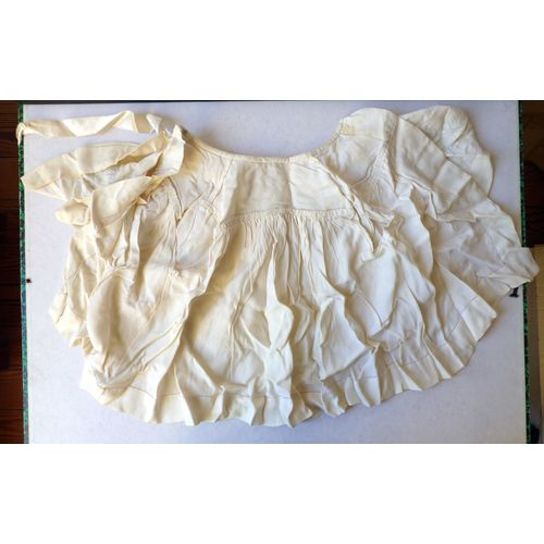 Robe De Baptême Ancienne (Années 1940) Avec Cape Cousue Brodée Et Bonnet Assorti