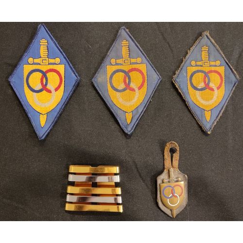 Ensemble De Grade Et Insignes Militaires Vintage De L'armée Française
