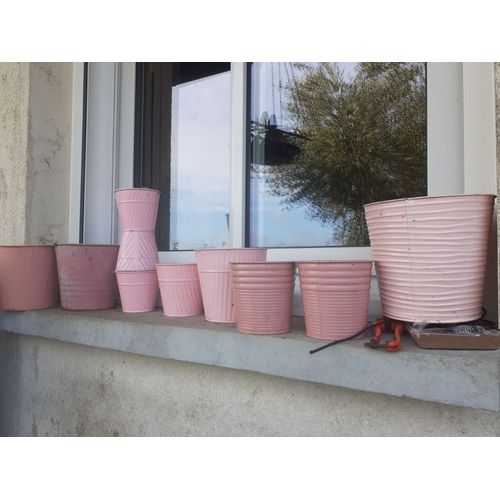 Série De Seaux En Métal. 10 Seaux Roses De Differentes Tailles
