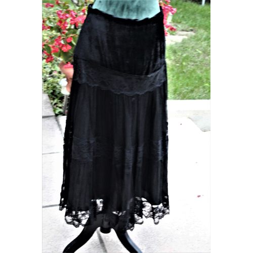 Belle Jupe Longue Stella Forest Style Jupon En Soie Noire Rehaussèe De Dentelle.Modèle Doublè,Fermeture Zippèe.Taille Étiquetèe:40.