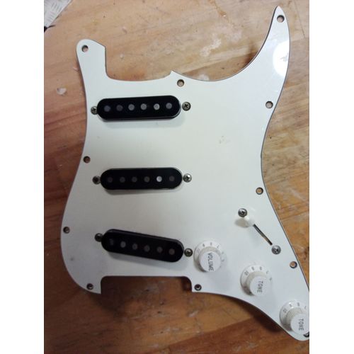 Plaque De Guitare Statocaster Fender Équipée De 2 Micro Yjm (Yngwie Malmteen) Et Un Micro Fender