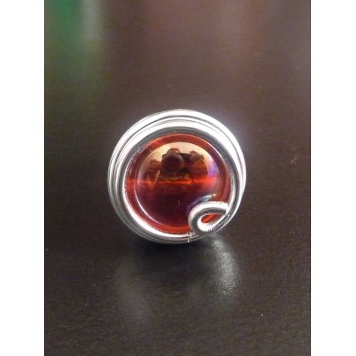 Bague Ronde En Métal Argenté Avec Sa Bille De Verre Rouge - Taille 52