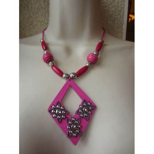 Collier Rose Fuchsia En Bois