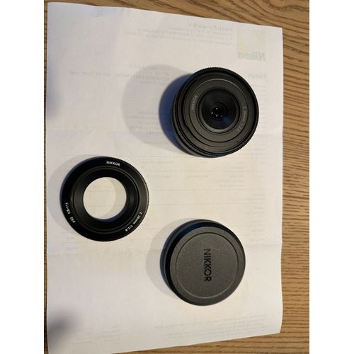 Objectif Nikon Z 26mm f2.8 avec pare soleil