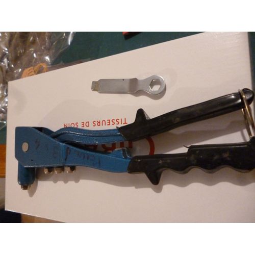 pince à riveter avec 20 rivets