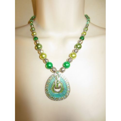 Collier Vert Et Argenté Avec Pendentif En Métal