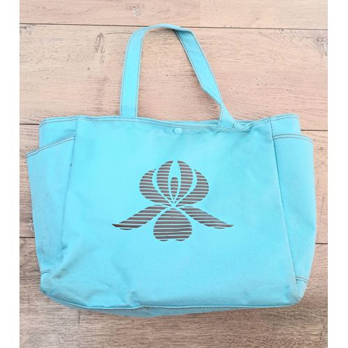Superbe sac de collection Sisley turquoise à pressions avec pochette intérieur. 2 poches sur les côtés. 28 cm X 23 cm. Article rare et introuvable.  Envoi très RAPIDE et SOIGNE.