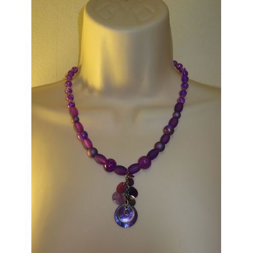 Collier Violet Avec Pendentif En Nacre