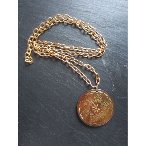 Sautoir Doré Avec Pendentif En Bois