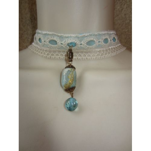 Collier Ras Du Cou Blanc Et Bleu En Dentelle