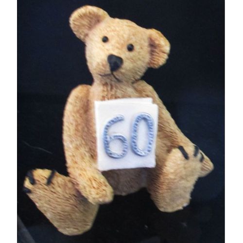 Figurine en résine claire représentant un nounours assis enserrant la mention 60 argentée-hauteur 5cm-peut servir de décoration pour anniversaire - Cloth Tag Originals Teddy Bear by Debbie Folkes