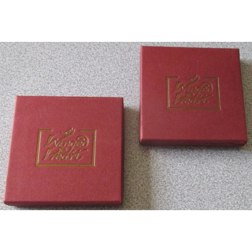 Deux petites boites carton rouge foncé marquées en doré Winged Heart (Coeur ailé)-8.5x8.5x1.5cm-intérieur blanc-vendues vides