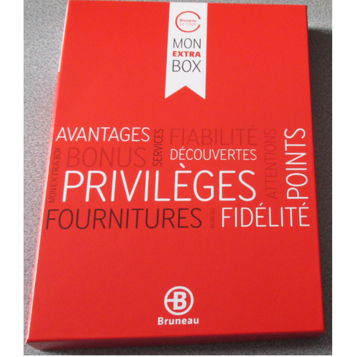 Mon Extra Box du Club Bruneau-Boite carton rigide fond rouge avec mots écrits en blanc ou noir-19x26.5x2.7cm-vendue vide
