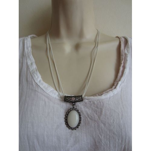 Collier Blanc Avec Cabochon