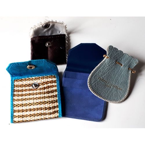 Lot de 4 mini pochettes de rangement pour bijoux ou petits objets précieux - détail et dimensions avec les photos