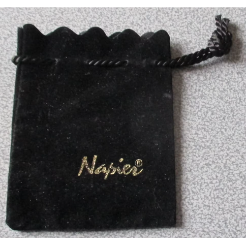 Pochette de rangement pour bijou ou petit objet-tissu noir aspect velours avec cordon de serrage-bords dentelés- 8x10.5cm-inscription dorée Napier