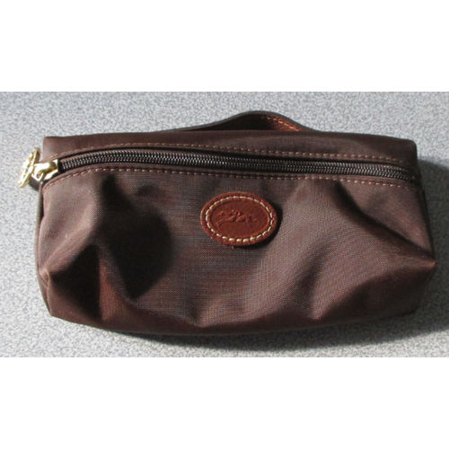 Trousse/pochette femme imperméable marron marque Longchamp Paris-anse de portage sur le dessus-application logo en cuir sur le devant-zip avec anneau doré et cavalier 18x9x2.5cm