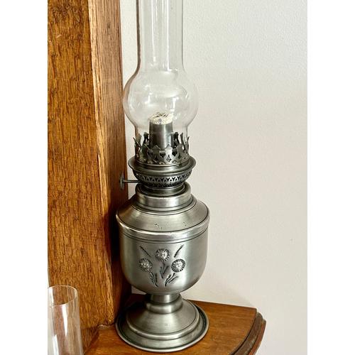 Grande lampe à pétrole ancienne fonctionne parfaitement mais servant aussi pour décoration dans une ambiance rustique( chambre d’hôtes, cuisine rustique,salon,chambre)