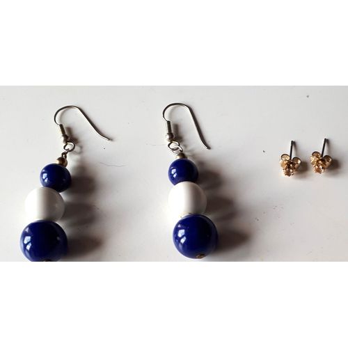 Boucles D'oreilles Légères D'une Boule Blanche Entre 2 Boules Bleues Foncées Taille Croissante-Hauteur 5.5cm + Clous D'oreilles Métal Doré Petite Pierre Blanche-Longueur 1.5cm-Bijoux Vintage Avon