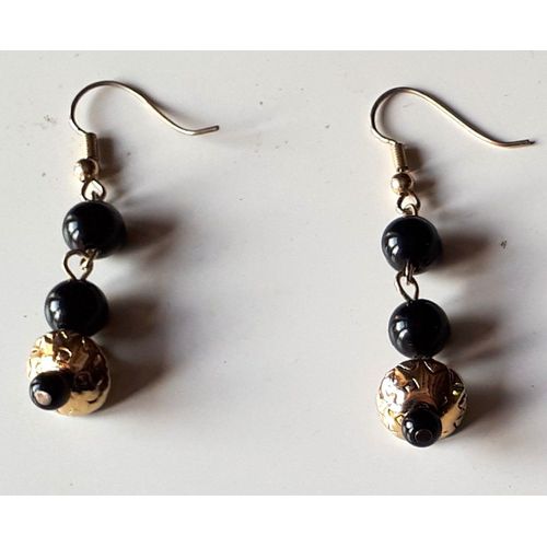 Boucles D'oreilles Fantaisie Formées De 4 Boules Noires Et D'une Boule Dorée Ciselée Reliées Par Des Petites Chaines Dorées-Très Brillantes-Hauteur 5cm