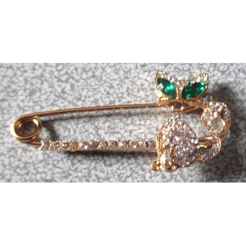Broche Style Épingle À Nourrice En Métal Doré Dont Le Bas Est Pavé De Mini Pierres Blanches Brillantes Et Se Termine Par Un Chat Pavé Des Mêmes Pierres Et 2 Pierres Vertes Pour Les Yeux-Longueur 6cm