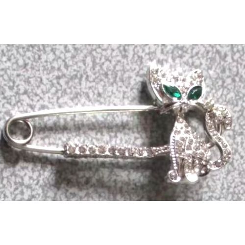 Broche Style Épingle À Nourrice-Métal Argenté Dont Le Bas Est Pavé De Mini Pierres Blanches Brillantes Et Se Termine Par Un Chat Pavé Des Mêmes Pierres Et 2 Pierres Vertes Pour Les Yeux-Longueur 6cm