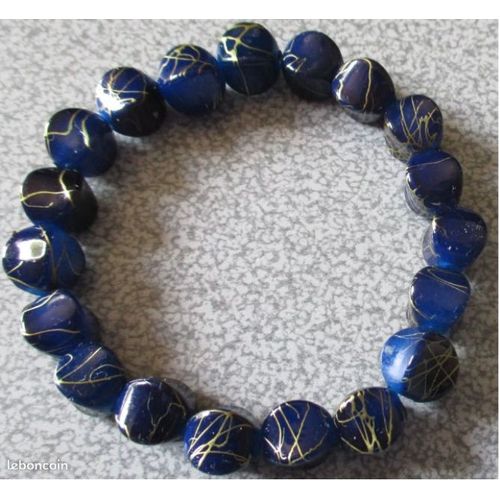 Bracelet Formé De Perles De Plastique Taillées En Facettes-Couleur Bleu Et Bleu Nuit Avec Des Dessins Dorés Et Inégaux-Monté Sur Un Fin Élastique-S'enfile Facilement Sur Le Poignet