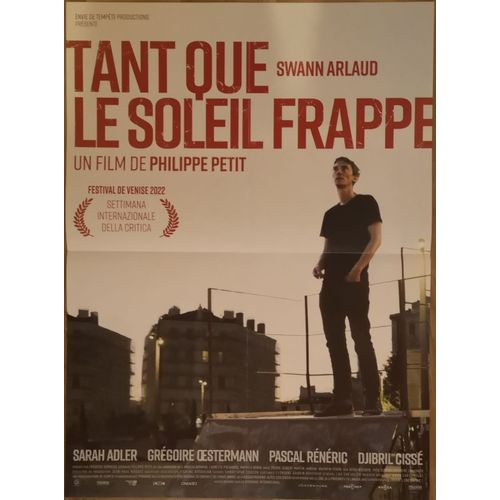 Affiche De Cinéma Pliée " Tant Que Le Soleil Frappe " Format 40x60cm . Film De Philippe Petit, Avec Swann Arlaud, Sarah Adler, Grégoire Oestermann, Pascal Rénéric, Djibrill Cissé.