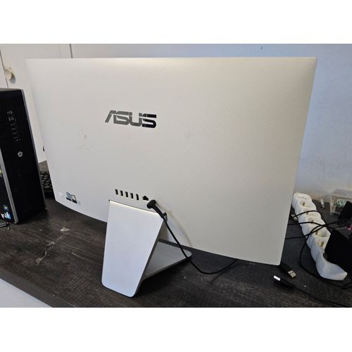 Asus All-In-One 24" Intel Core i5-8250U - 1.6 Ghz - Ram 8 Go - SSD 500 Go
