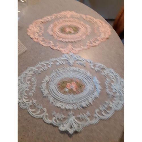 Lot De 2 Napperons Ovale En Dentelle Brodé Floral, 1 Rose Et 1 Bleu
