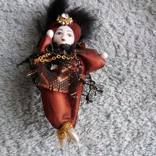 Petite Broche Danseuse Exotique Habillée En Rouge