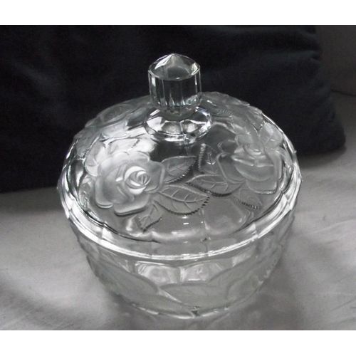 Bonbonnière En Verre Moulé Décor De Roses. Diamètre 17.5cm Hauteur Avec Le Bouchon 18.5cm