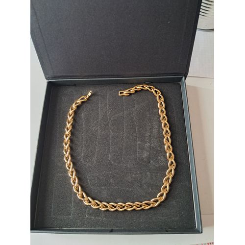 Collier À Mailles Fantaisies Métal Peint En Doré 46 Cm Dans Boite Carré Noire