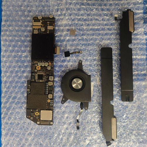 820-01521-a Carte mere sans icloud avec touchId Macbook Air A1932 Intel Core i5 128go SSD, 8go ram avec hauts parleurs OFFERTS ventilateur OFFERT
