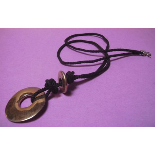 Collier Avec Pendentif " O "