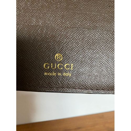 Porte monnaie Gucci avec des petits défauts.