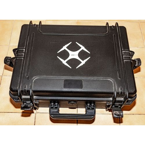Vend Dji Phantome Ii Pratiquement Neuf, Ayant Très Peu D'heures De Vols, Pales D'origines , Équipé D'une Gopro Heros 3. Livré Dans Valise Dji Complète, Écran, Batteries, Pales De Rechanges, Doc.-Dji