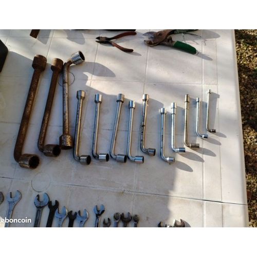 Diverses clés plates, à pipe, tournis, clés à laine, etc