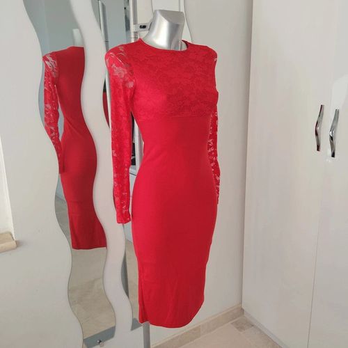 Robe Rouge À Manches Longues En Dentelle Chic Classe !
