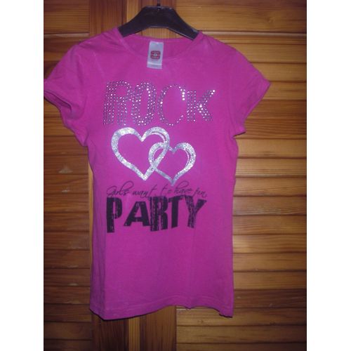 T-Shirt Fille Here + There ( Ceal By C&a ) De Couleur Rose ,Taille 10 Ans ,Fantaisie Inscription Rock En Clous Argenté ,Calligraphie Coeur + Insciption " Girls Want To Have Fun Party " .