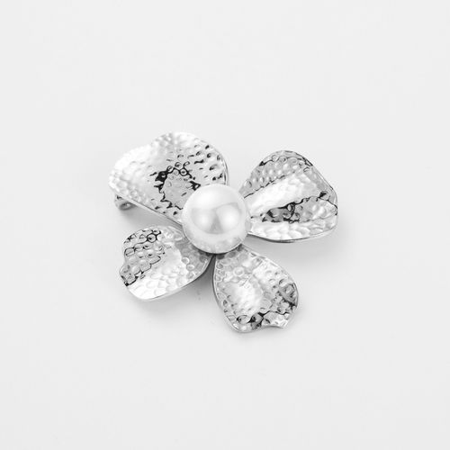 Broche Fleur Martelée Et Perle Blanche