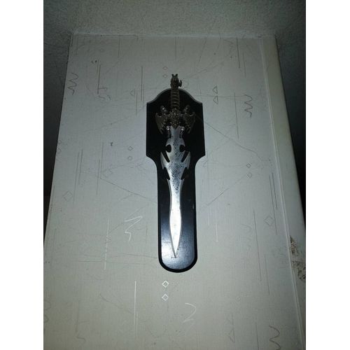 Epee En Acier De Decoration Sur Socle
