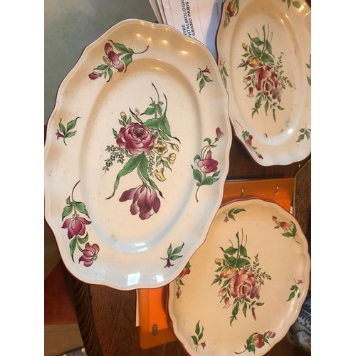 Magnifiques 2 Gands Plats Et Une Grande Assiette En Faïence De Lunéville