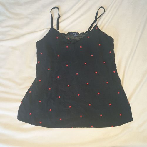 Haut Noir À Fine Bretelles, Taille 12 Ans, Marque Kiabi, Avec Dessin De Petits C?Urs Rouges Et N?Ud Sur Le Devant. En Très Bon État