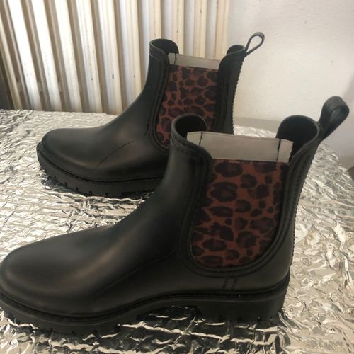 Bottines Femme En Taille 37 Neuves Jamais Portees Car Pas Assez De Talon Pour Moi Couleur Noires Et Leopard Sur Le Cote . Hauteeur De La Tige 17 Cm. Hauteur Talon 3.5cm