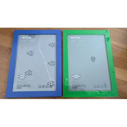 2 cadres photos en bois, l'un bleu, l'autre vert. Ikea 21x30 cm.