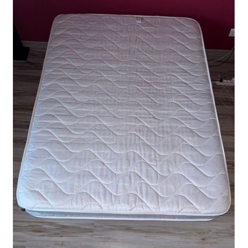 je vends un matelas materassiedoghe 140x190, ressorts en acier ensachés