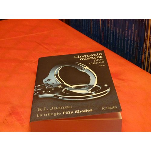 Cinquante Nuances Plus Claire . . . Roman . . . La Trilogie Fifty Shades . . . El James . . . J. C. Lattes . 2013 .