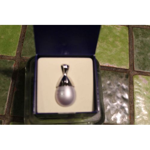 Très Beau Pendentif Réalisè Avec Cette Splendide Miniature Au Bouchon Argentè.